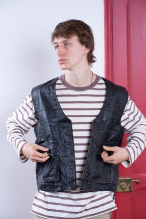 Vest De Cuero Negra (Detalle)